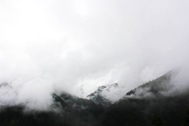 Georgia 'daki dağ bulutları ve manzara. Dağ sırasındaki Ufuk.