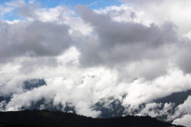 Georgia 'daki dağ bulutları ve manzara. Dağ sırasındaki Ufuk.