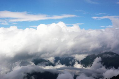 Georgia 'daki dağ bulutları ve manzara. Dağ sırasındaki Ufuk.