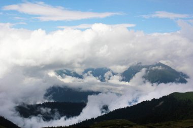 Georgia 'daki dağ bulutları ve manzara. Dağ sırasındaki Ufuk.