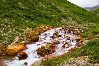 Dağ nehri manzarası, kızıl nehir, Gürcistan, Hazbegi 'de.