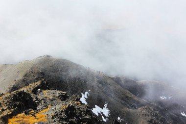 Gürcistan 'daki dağ manzarası, bulutlar, kayalar, taşlar ve dağlık yürüyüş