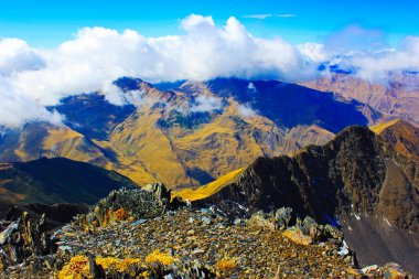 Gürcistan 'daki dağ manzarası, bulutlar, kayalar, taşlar ve dağlık yürüyüş