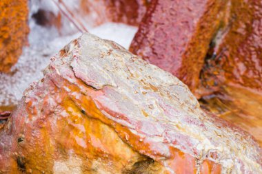 Kaya ve taş yakın çekim ve doku. Doğa, kaya dokusu, nehir suyu. Georgia.