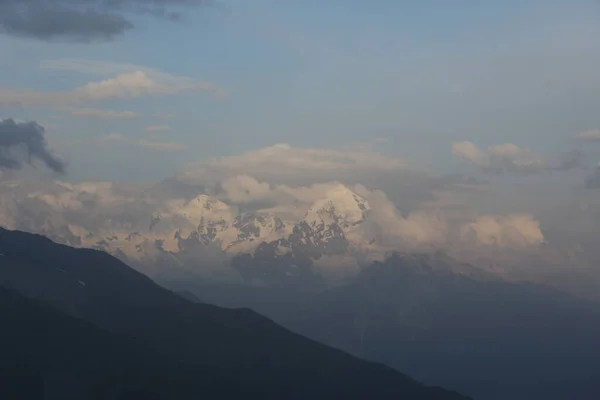 ジョージア州の山の雲の風景と風景 山脈の地平線 — ストック写真