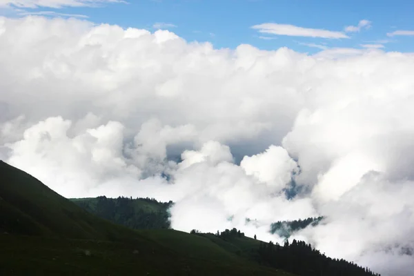 ジョージア州の山の雲の風景と風景 山脈の地平線 — ストック写真