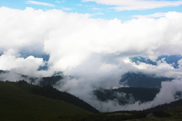 ジョージア州の山の雲の風景と風景 山脈の地平線 — ストック写真