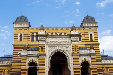 Şehir merkezindeki eski opera binası ve Tiflis, Georgia 'daki eski kasaba.
