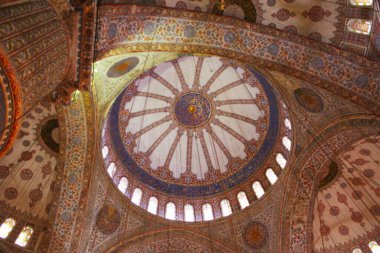 Sultan Ahmed Camii olarak da bilinen Mavi Cami 'nin içi, İstanbul, Türkiye' deki camilerin iç duvarlarına el boyaması mavi fayanslar döşenmiş.. 