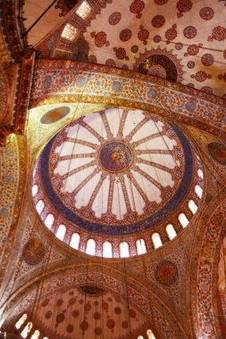 Sultan Ahmed Camii olarak da bilinen Mavi Cami 'nin içi, İstanbul, Türkiye' deki camilerin iç duvarlarına el boyaması mavi fayanslar döşenmiş.. 
