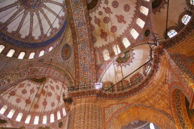 Sultan Ahmed Camii olarak da bilinen Mavi Cami 'nin içi, İstanbul, Türkiye' deki camilerin iç duvarlarına el boyaması mavi fayanslar döşenmiş.. 