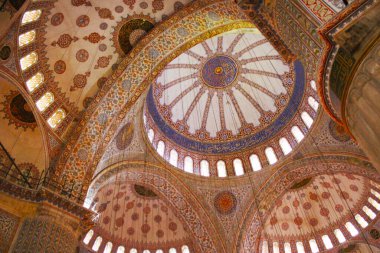 Sultan Ahmed Camii olarak da bilinen Mavi Cami 'nin içi, İstanbul, Türkiye' deki camilerin iç duvarlarına el boyaması mavi fayanslar döşenmiş.. 