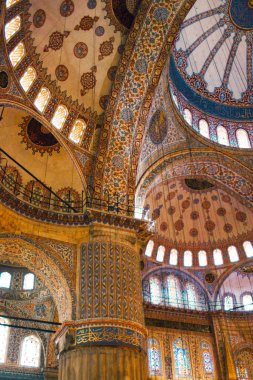 Sultan Ahmed Camii olarak da bilinen Mavi Cami 'nin içi, İstanbul, Türkiye' deki camilerin iç duvarlarına el boyaması mavi fayanslar döşenmiş.. 