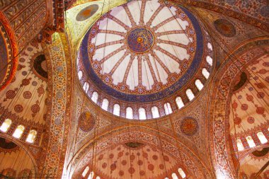 Sultan Ahmed Camii olarak da bilinen Mavi Cami 'nin içi, İstanbul, Türkiye' deki camilerin iç duvarlarına el boyaması mavi fayanslar döşenmiş.. 