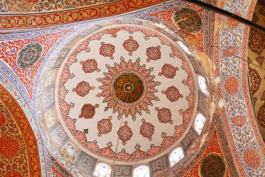 Sultan Ahmed Camii olarak da bilinen Mavi Cami 'nin içi, İstanbul, Türkiye' deki camilerin iç duvarlarına el boyaması mavi fayanslar döşenmiş.. 