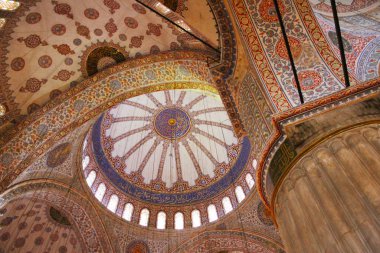 Sultan Ahmed Camii olarak da bilinen Mavi Cami 'nin içi, İstanbul, Türkiye' deki camilerin iç duvarlarına el boyaması mavi fayanslar döşenmiş.. 