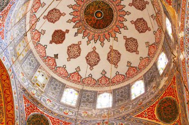 Sultan Ahmed Camii olarak da bilinen Mavi Cami 'nin içi, İstanbul, Türkiye' deki camilerin iç duvarlarına el boyaması mavi fayanslar döşenmiş.. 