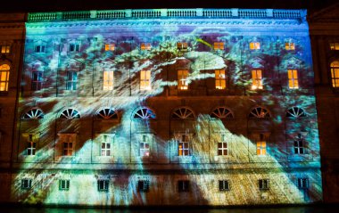 2017 'deki Berlin ışık festivali, binalar ve simgeler, renkli ışıklar ve endüstriyel sanatlar üzerine yan gösteri. Şehir merkezinde olay..