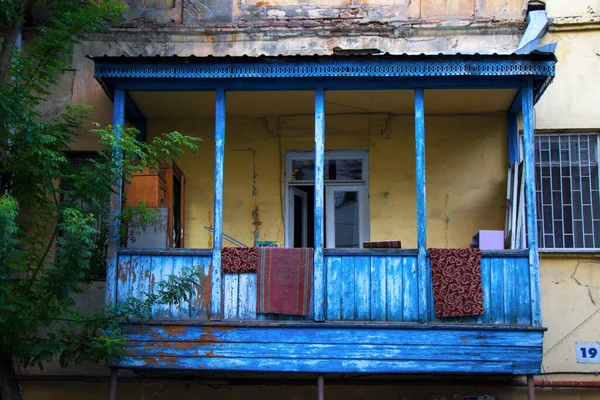 Antiguo Balcón Azul Madera Casco Antiguo Centro Ciudad Tiflis Georgia — Foto de Stock