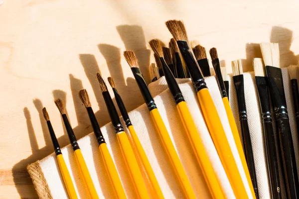 Boya fırçaları hazır, yakın plan. Pazarlama fotoğrafı. Beyaz arka plan, stüdyo fotoğrafı. Masanın üstünde..