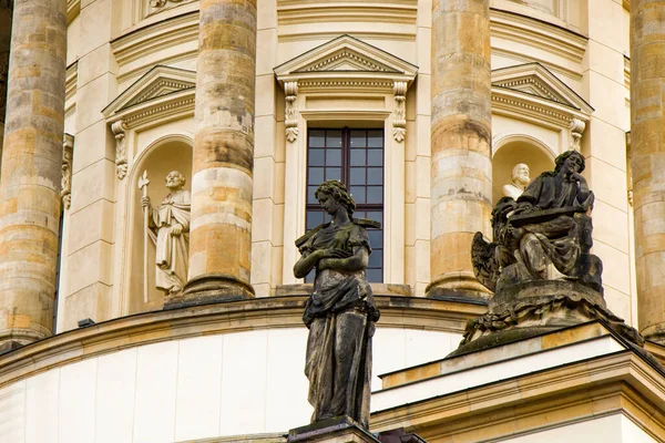 柏林音乐厅坐落于柏林历史中心附近的广场上 以其良好的音响效果被认为是世界上五个最好的音乐厅之一 — 图库照片