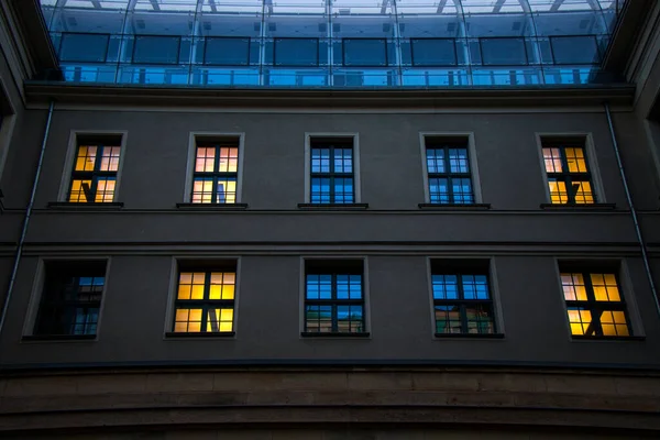 Здание Центре Берлина Вечернее Время Окна Ночное Освещение — стоковое фото