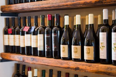 Rafta şarap şişeleri, şarap dükkanının içi, Tiflis, Georgia 'da şaraphane.