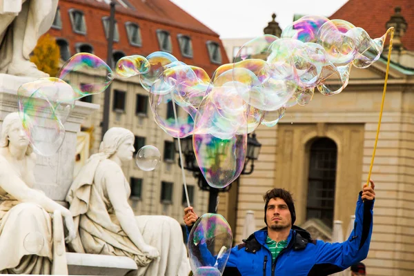 Tvål Bubblor Gatan Berlin Tyskland Man Underhåller Människor Och Turist — Stockfoto