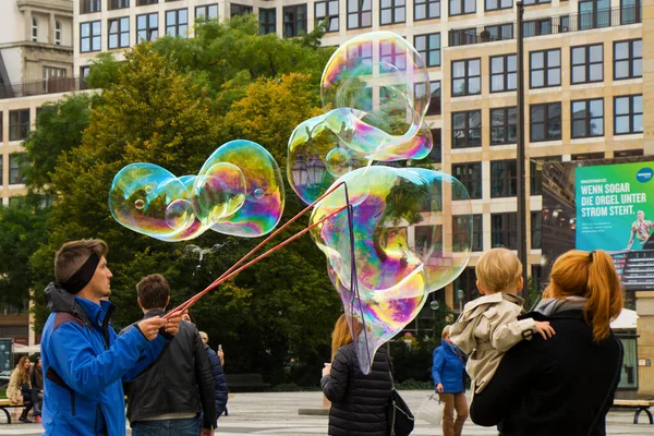 Burbujas Jabón Calle Berlín Alemania Hombre Entretener Gente Turista Cerca — Foto de Stock