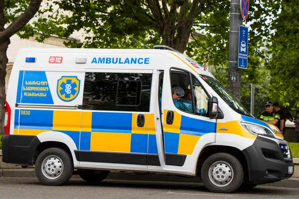 街上有辆救急车格鲁吉亚第比利斯的救护车和急救 — 图库照片