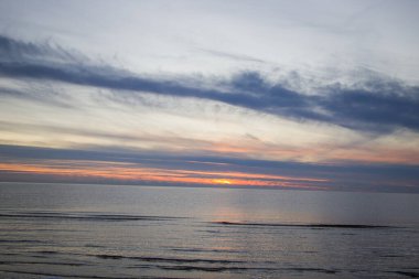 Baltık Denizi ve günbatımında Parnu Sahili, Estonya. Kum ve sahil.