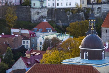 Tallinn 'in şehir manzarası. Eski Tallinn kasabasındaki binalar ve mimari dış görünüş, renkli eski tarz evler. Panoramik manzara. Estonya mimarisi.