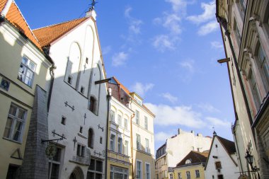 Eski Tallinn kasabasındaki binalar ve mimari dış görünüş, renkli eski tarz evler ve sokak durumu. Tallinn, Estonya sonbahar zamanı.