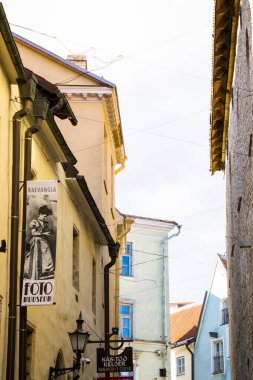 Eski Tallinn kasabasındaki binalar ve mimari dış görünüş, renkli eski tarz evler ve sokak durumu. Tallinn, Estonya sonbahar zamanı.