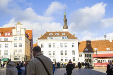 Sokaktaki insanlar, turist yürüyüşü sahneleri. Eski Tallinn kasabasındaki binalar ve mimari dış görünüş, renkli eski tarz evler ve sokak durumu. Tallinn, Estonya sonbahar zamanı.