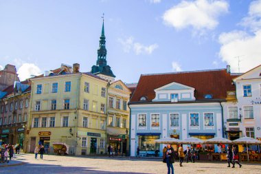 Sokaktaki insanlar, turist yürüyüşü sahneleri. Eski Tallinn kasabasındaki binalar ve mimari dış görünüş, renkli eski tarz evler ve sokak durumu. Tallinn, Estonya sonbahar zamanı.