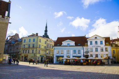 Sokaktaki insanlar, turist yürüyüşü sahneleri. Eski Tallinn kasabasındaki binalar ve mimari dış görünüş, renkli eski tarz evler ve sokak durumu. Tallinn, Estonya sonbahar zamanı.