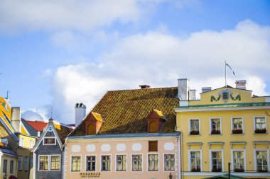 Eski Tallinn kasabasındaki binalar ve mimari dış görünüş, renkli eski tarz evler ve sokak durumu. Tallinn, Estonya sonbahar zamanı.