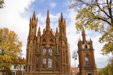 Vilnius Estonya Roma Katolik Kilisesi. St. Anne 'nin Kilisesi Vilnius' un Vilnia Nehri 'nin sağ kıyısında yer alan eski bir Roma Katolik kilisesidir. Kırmızı ünlü kilise.