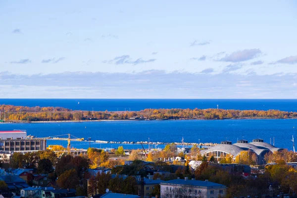 도시의 Tallinn 색상의 스타일 의집들이 건축물 외양을 수있다 파노라마처럼 보입니다 — 스톡 사진