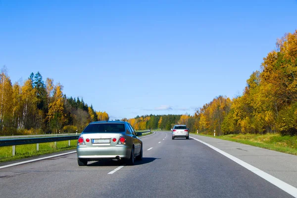 Otoyol, otoban ve yol manzarası. Otomobil, arabalar ve araçlar. Mavi gökyüzü ve güneşli bir gün. Avrupa otobanı. Doğa ve şehir birlikte..