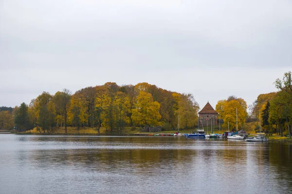 リトアニアのトラカイ ガヴレ湖のビーチ近くにある古い木製のボート 秋と秋の時間 — ストック写真