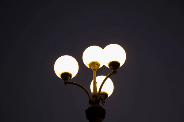 Utcai Lámpa Utcai Lámpa Közelkép Kék Alapon Éjszaka Vilniusban Litvánia — Stock Fotó