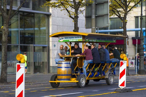 Almanya 'da büyük motorlu bar, bira barı ve Berlin' de bisikletli adamlar. Berlin caddesinde halk ve turistler.