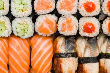 Suşi hazır, deniz ürünleri ve sebzeler. Yakın çekim ve makro