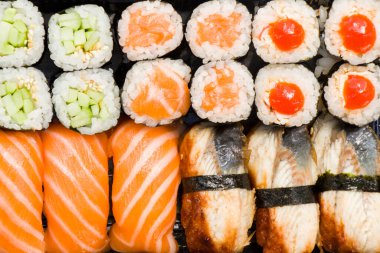 Suşi hazır, deniz ürünleri ve sebzeler. Yakın çekim ve makro