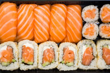 Suşi hazır, deniz ürünleri ve sebzeler. Yakın çekim ve makro