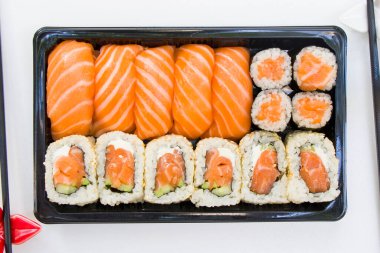 Suşi hazır, deniz ürünleri ve sebzeler. Yakın çekim ve makro