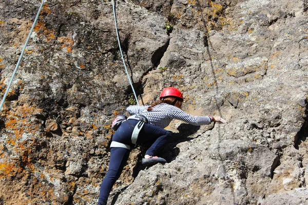 Cena Escalada Lugar Caminhadas Montanha Geórgia Jovem Caminhante Alpinista — Fotografia de Stock