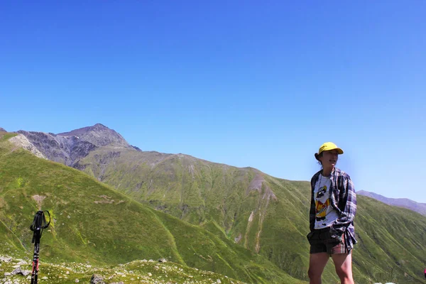 Escena Senderismo Excursionista Montaña Paisaje Montaña Vista Con Chica Joven — Foto de Stock